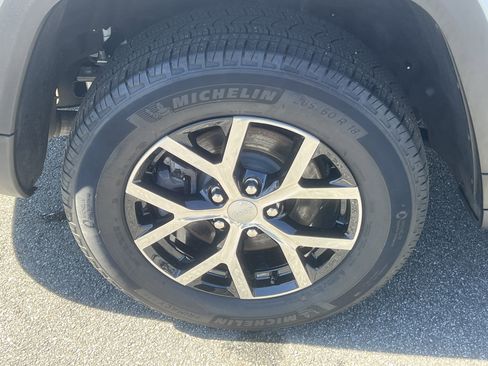 Used 2025 Jeep Grand Cherokee L Limited w/ Luxury Tech Group II image 22