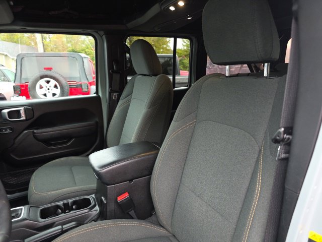 Used 2024 Jeep Wrangler Unlimited w/ Convenience Group AWD/4WD image 3