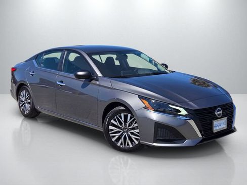 Used 2025 Nissan Altima 2.5 SV FWD image 1