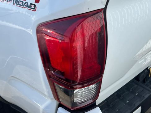 Used 2019 Toyota Tacoma TRD Off-Road w/ TRD Premium Off Road Package AWD/4WD image 19