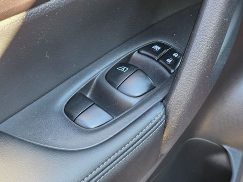 Used 2016 Nissan Rogue S image 29