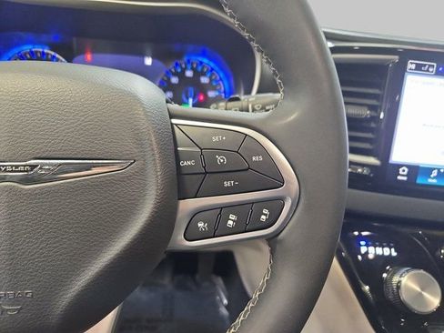 Used 2023 Chrysler Pacifica Touring-L image 21