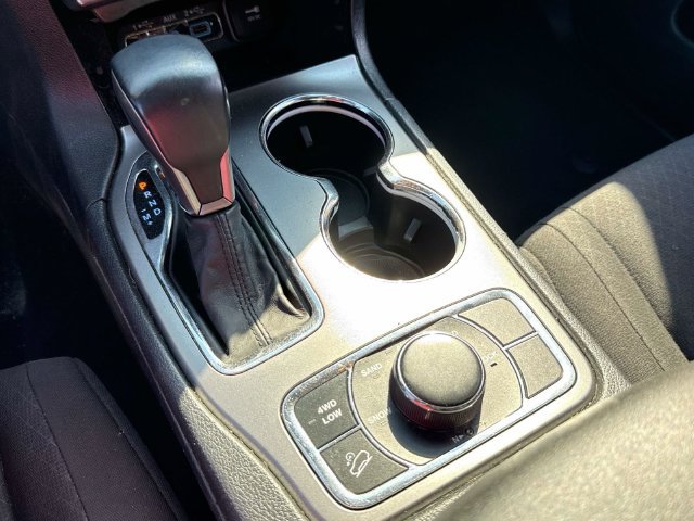 Used 2019 Jeep Grand Cherokee Laredo AWD/4WD image 23
