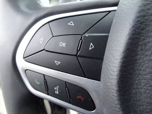 Used 2023 Chrysler Pacifica Touring-L FWD image 22