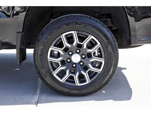 Used 2024 Chevrolet Colorado LT w/ LT Convenience Package III RWD image 29
