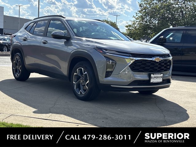 Used 2024 Chevrolet Trax LT w/ Driver Confidence Package FWD image 1