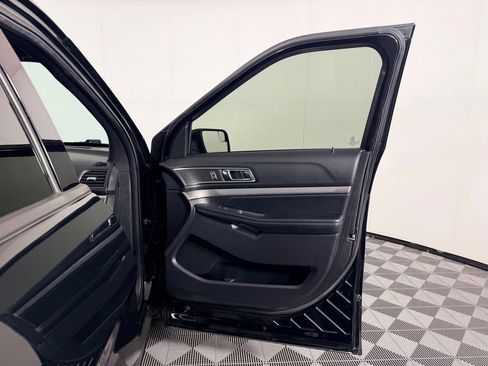 Used 2018 Ford Explorer XLT FWD image 36