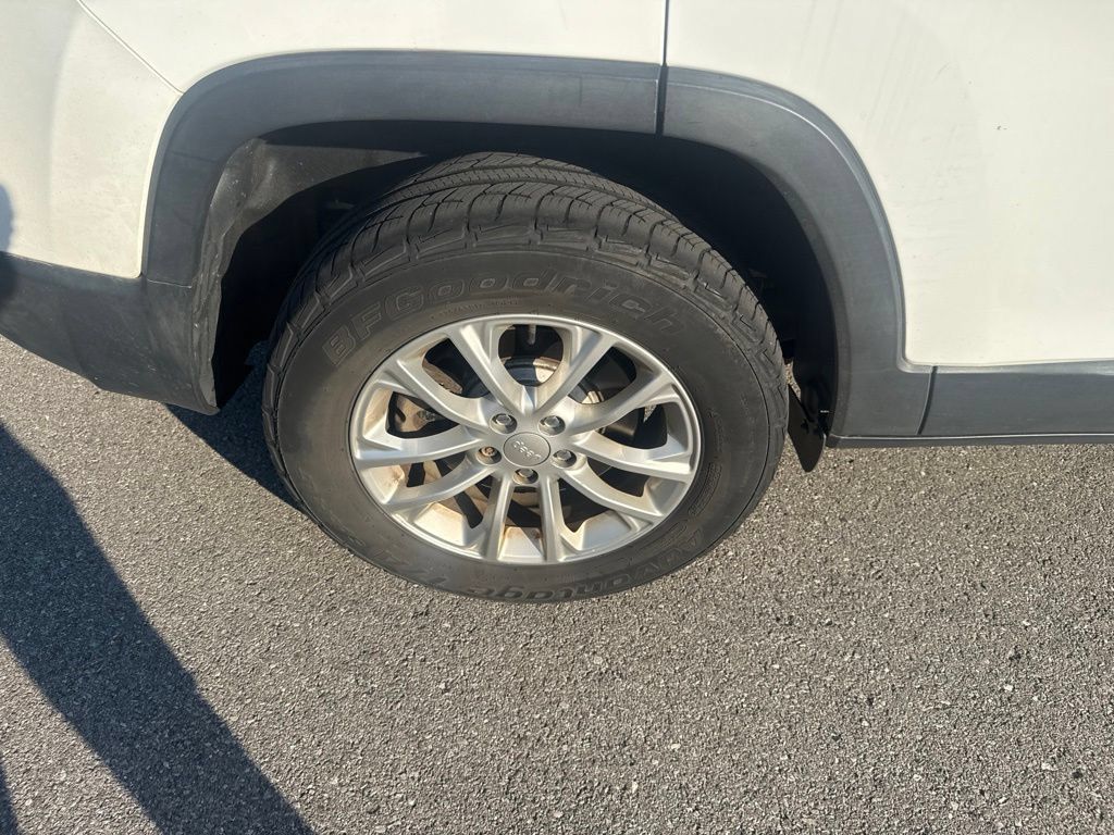 Used 2019 Jeep Cherokee Latitude w/ Cold Weather Group AWD/4WD image 12
