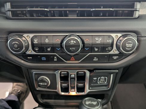 Used 2025 Jeep Wrangler Unlimited Sahara image 19