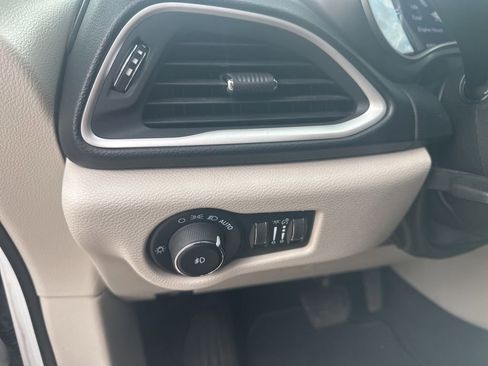 Used 2022 Chrysler Pacifica Touring-L FWD image 9