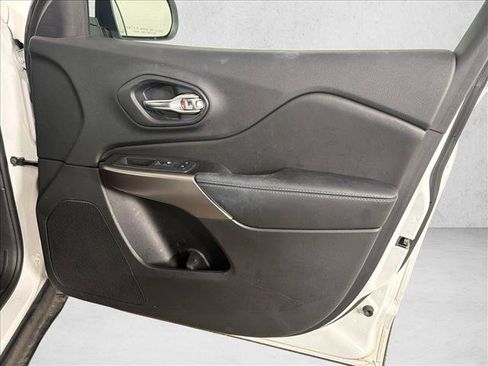 Used 2019 Jeep Cherokee Latitude w/ Popular Appearance Group FWD image 14
