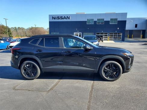 Used 2025 Chevrolet Trax ACTIV w/ Driver Confidence Package image 2