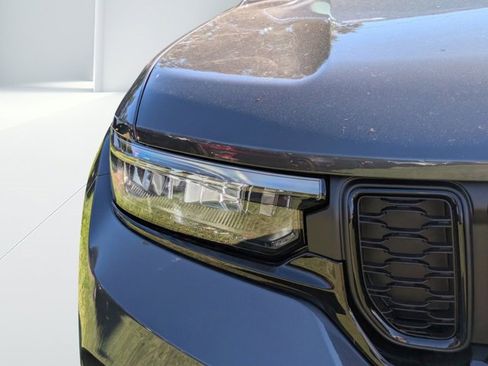 New 2025 Jeep Grand Cherokee Altitude image 8