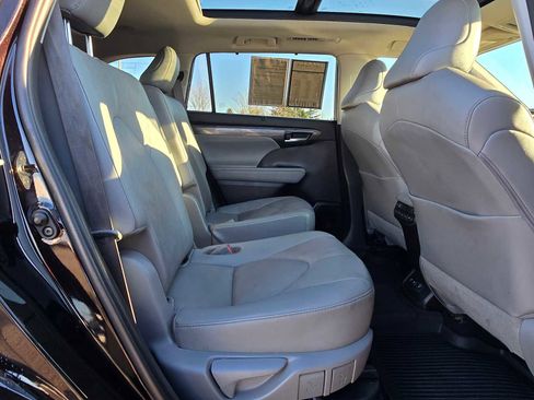 Used 2021 Toyota Highlander Platinum AWD/4WD image 12