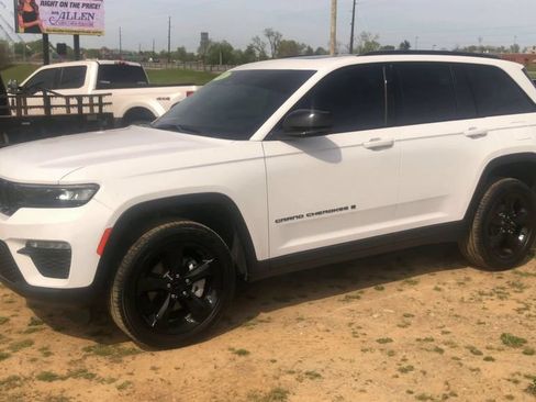 Used 2025 Jeep Grand Cherokee Limited w/ Black Appearance Package AWD/4WD image 3