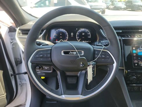 Used 2024 Jeep Grand Cherokee Altitude image 3