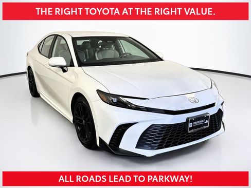 Used 2025 Toyota Camry SE FWD image 1