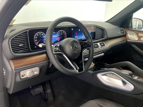 Used 2025 Mercedes-Benz GLS 450 4MATIC image 8
