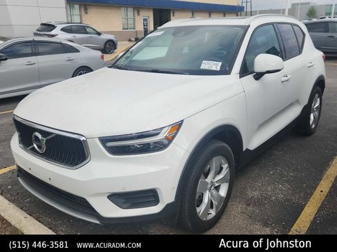 Used 2019 Volvo XC40 T5 Momentum image 1