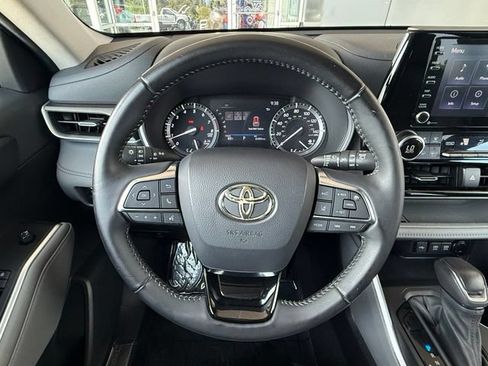 Used 2020 Toyota Highlander XLE FWD image 25