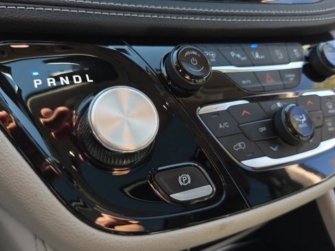 Used 2023 Chrysler Pacifica Limited w/ Uconnect Theater Family Group image 32