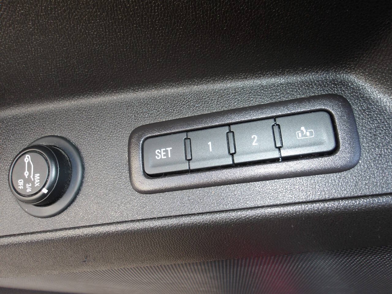 Used 2018 Chevrolet Equinox Premier FWD image 16