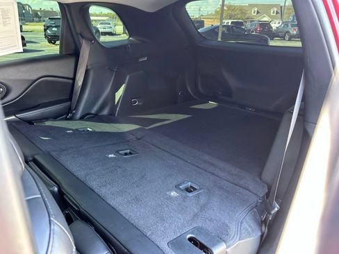 Used 2019 Jeep Cherokee Limited FWD image 38