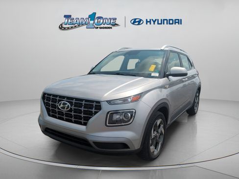 Used 2024 Hyundai Venue SEL FWD image 4
