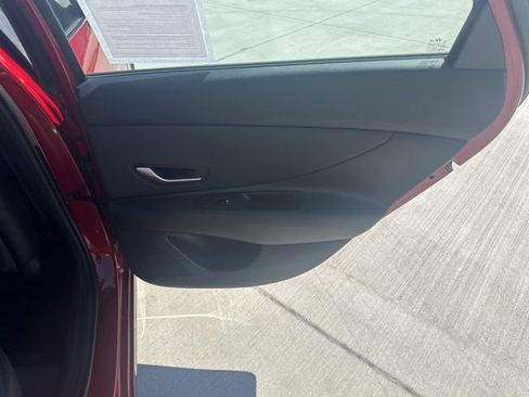 Used 2023 Hyundai Elantra Limited image 30