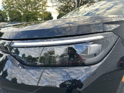 New 2025 Volkswagen Tiguan SE image 9