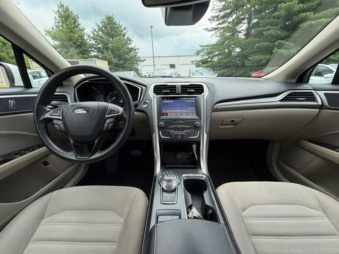 Used 2019 Ford Fusion SE FWD image 2