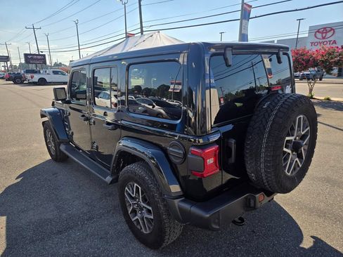 Used 2024 Jeep Wrangler Unlimited Sahara w/ Technology Group AWD/4WD image 7