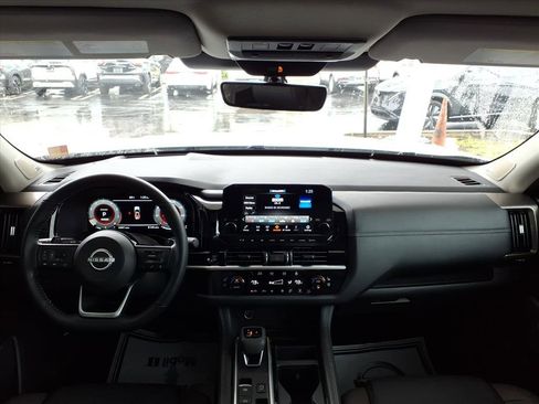 Certified 2025 Nissan Pathfinder Platinum image 24