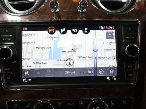 Used 2017 Bentley Bentayga AWD/4WD image 15