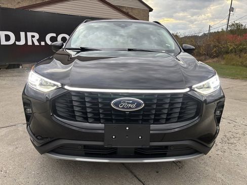 Used 2024 Ford Escape Platinum image 2