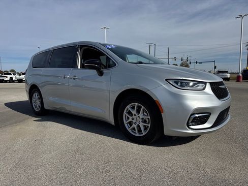 Used 2024 Chrysler Pacifica Touring-L image 9