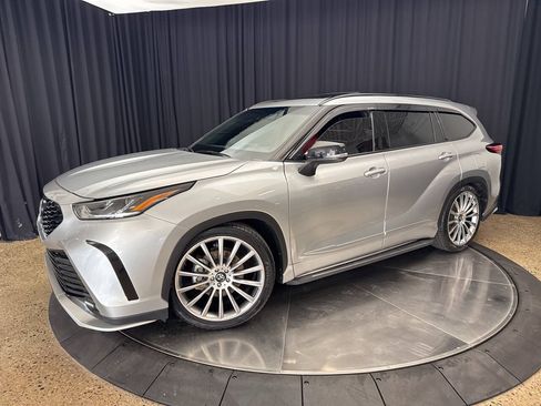 Used 2021 Toyota Highlander XSE AWD/4WD image 3