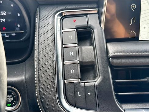 Used 2022 GMC Yukon SLT w/ SLT Premium Package image 18