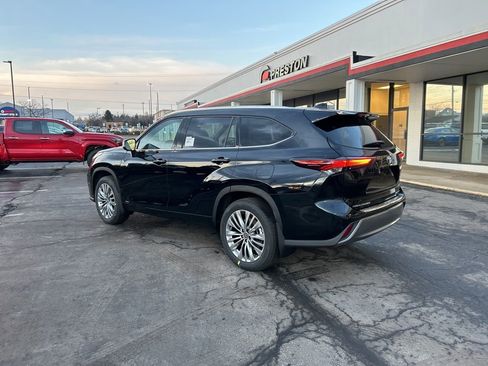 New 2026 Toyota Highlander Platinum image 8