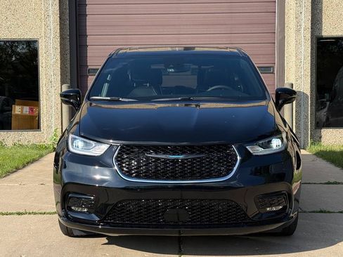 Used 2026 Chrysler Pacifica Limited FWD image 2