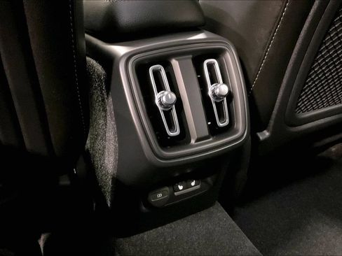Certified 2024 Volvo XC40 B5 Plus AWD/4WD image 10