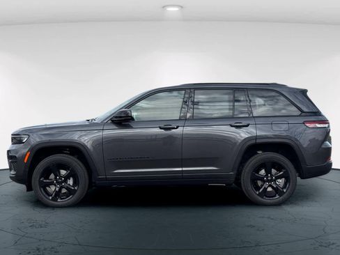 New 2025 Jeep Grand Cherokee Altitude image 9