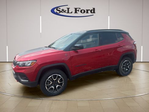 Used 2025 Jeep Compass Trailhawk AWD/4WD image 2