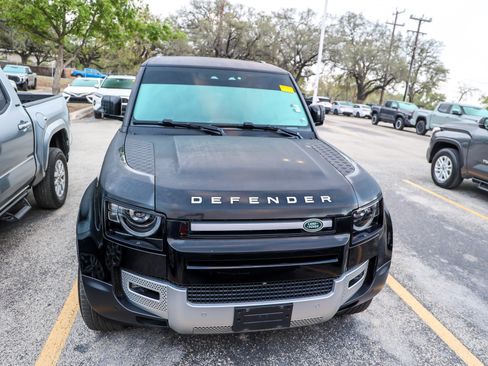 Used 2023 Land Rover Defender 90 SE image 3