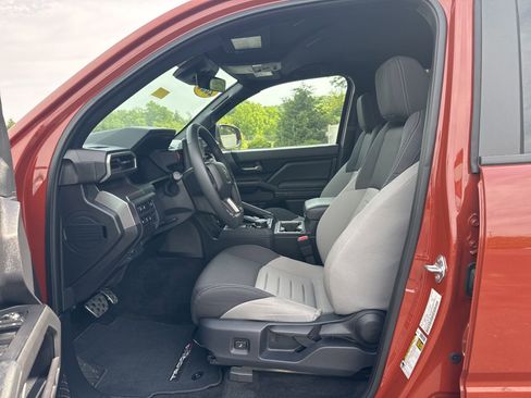 Used 2025 Toyota Tacoma TRD Sport AWD/4WD image 16