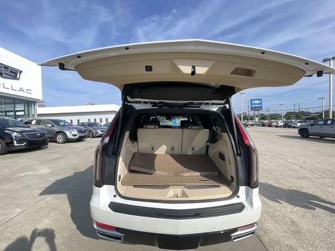 Used 2024 Cadillac Escalade ESV Premium Luxury AWD/4WD image 26