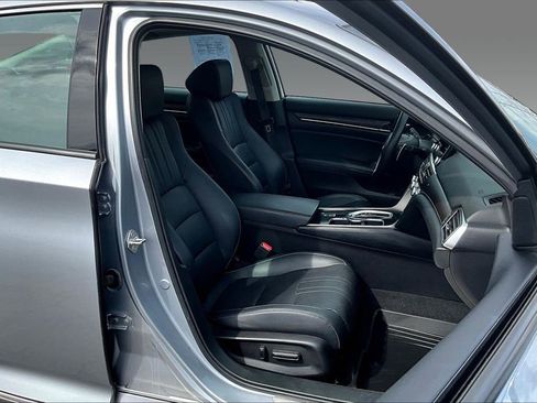 Used 2018 Honda Accord Touring image 4