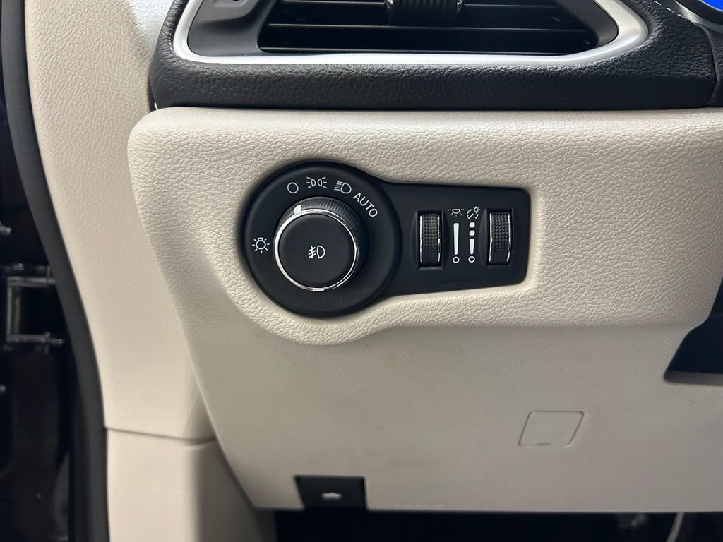 Used 2023 Chrysler Pacifica Touring-L FWD image 20