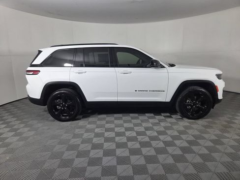 Used 2023 Jeep Grand Cherokee Altitude RWD image 4