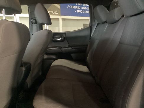 Used 2019 Toyota Tacoma TRD Off-Road image 12